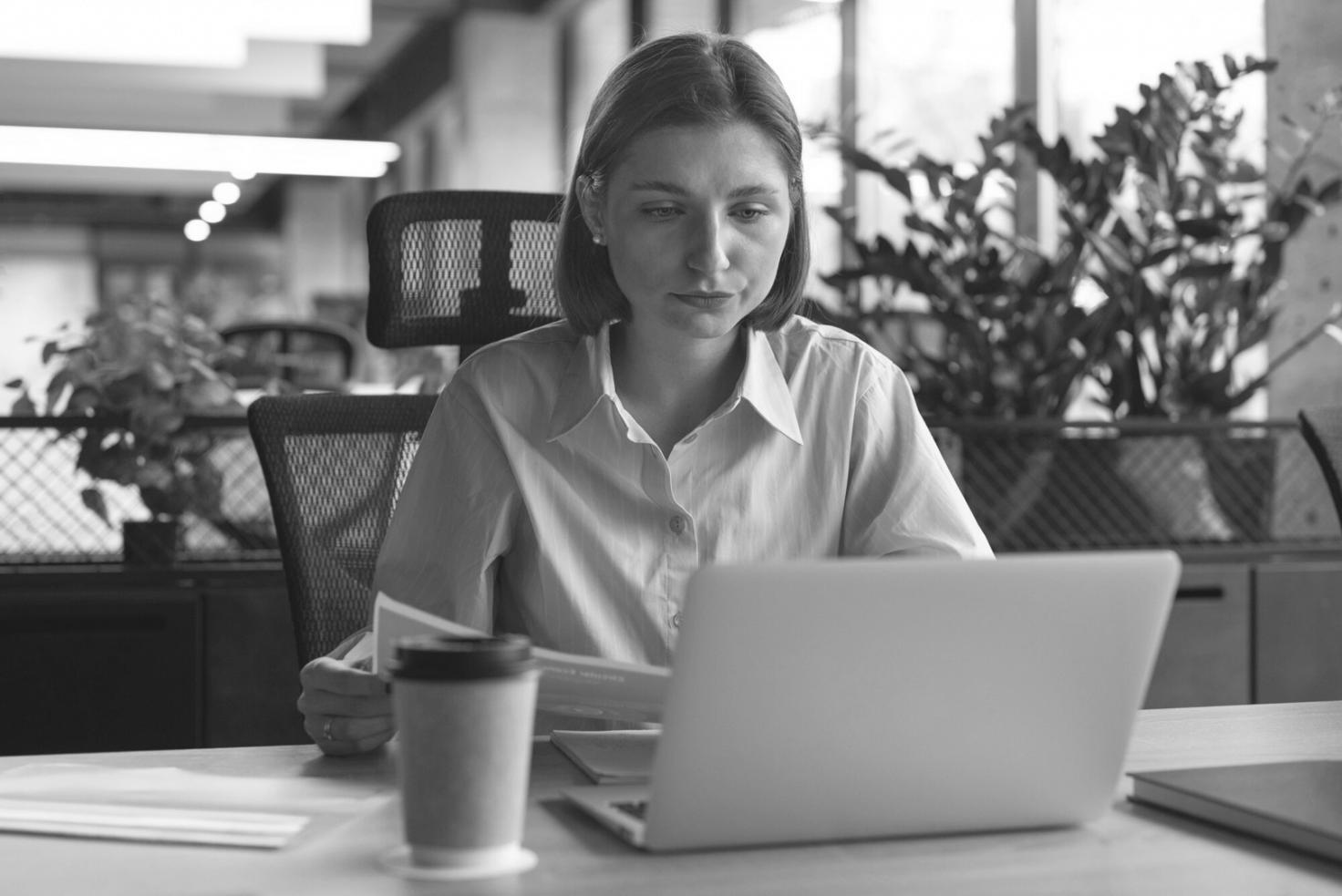 Espace de travail avec documents financiers et planification budgétaire